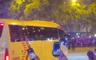 ویدیو| پرتاب مواد آتش‌زا به سوی اتوبوس رئال مادرید در بارسلونا