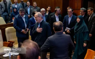 شینا انصاری، رئیس سازمان حفاظت محیط زیست و مسعود پزشکیان، رییس جمهور در مراسم گرامیداشت روز محیط‌بان