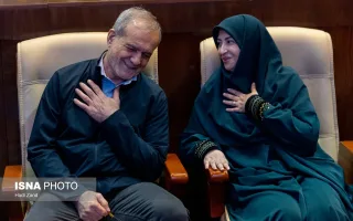شینا انصاری، رئیس سازمان حفاظت محیط زیست و مسعود پزشکیان، رییس جمهور در مراسم گرامیداشت روز محیط‌بان