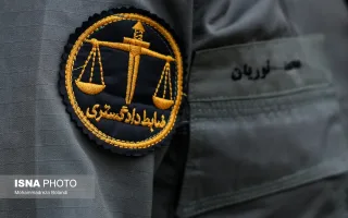 نشان «ضابط قضایی» روی لباس محیط‌بانان، بیانگر اختیارات قانونی آنان در برخورد با جرایم محیط‌زیستی است. محیط‌بانان واجد شرایط با داشتن این عنوان، می‌توانند در چارچوب قانون نسبت به شناسایی و مستندسازی تخلفات، تنظیم گزارش و پیگیری جرایمی مانند شکار غیرمجاز و 