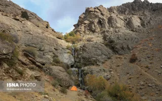 آبشار تالون در ارتفاعات منطقه کن و سولقان، یکی از جاذبه‌های طبیعی این محدوده است که در روزهای مختلف هفته میزبان گردشگران و طبیعت‌گردان است. حضور بازدیدکنندگان در این منطقه، ضرورت رعایت اصول حفاظت از محیط‌زیست و جلوگیری از رهاسازی زباله در طبیعت را دوچندان